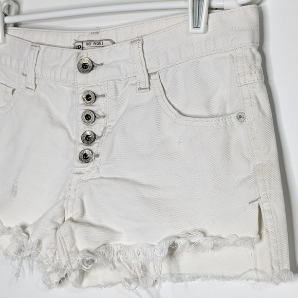 ✨3/$15 Free People white cotton denim shorts 24 - Picture 2 of 12